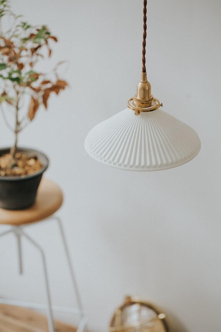 Kiyomi | Pleated Hat-Shaped Japanese Ceramic Pendant Lamp With LED Bulb Included | Knesse